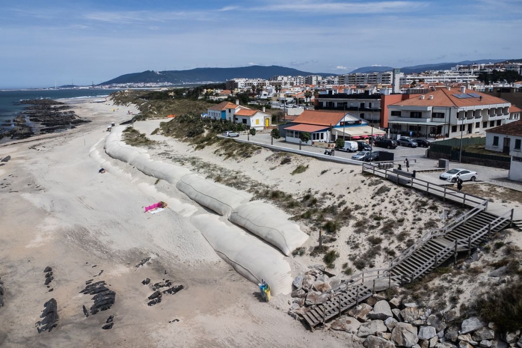 A clássica e urbana Praia da Amorosa, em Viana do Castelo, faz jus ao nome